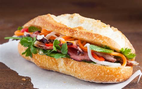  Bánh mì thịt nướng: Một sự kết hợp hoàn hảo giữa hương vị cay nồng của thịt nướng và độ giòn tan của bánh mì