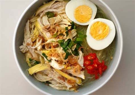  Soto Ayam: Một Sự Kết Hợp Hoàn Hảo Giữa Nước Dư Đường Ngon Lạ và Thịt Gà Xé Sợi Mềm Mai