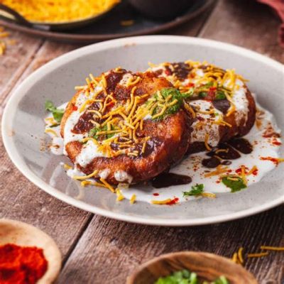  Aloo Tikki Chaat: Một bữa tiệc ẩm thực sôi động với sự kết hợp hài hòa của vị cay và giòn tan!