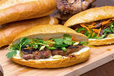  Bánh Mì Thịt Nướng: Sự Kết Hợp Đầm Bã Của Lớp Thịt Nướng Giòn Tan Và Rau Cải Chua Xanh Mềm